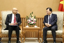 Phó Thủ tướng Trịnh Đình Dũng tiếp ông Ranjit Lamech, Giám đốc khu vực Đông Á, Thái Bình Dương phụ trách cơ sở hạ tầng của Ngân hàng Thế giới (WB) . ( Ảnh: Văn Điệp/TTXVN)