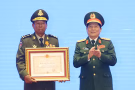 Thừa ủy quyền của Chủ tịch nước, Đại tướng Ngô Xuân Lịch trao Huân chương Độc lập hạng Nhất tặng Đại tướng Tea Banh vì đã có nhiều đóng góp tích cực trong hợp tác quốc phòng, góp phần tăng cường mối quan hệ hữu nghị truyền thống, hợp tác toàn diện Việt Na