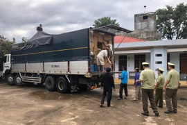 Lực lượng chức năng thu giữ hàng chục ngàn sản phẩm hàng hóa nhập lậu. (Ảnh: Đậu Tất Thành/TTXVN)