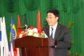 Phó giáo sư, tiến sỹ Huỳnh Thanh Công, Đại học quốc gia TPHCM phát biểu khai mạc hội thảo. (Ảnh: Hồng Hiếu/TTXVN)