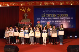 Các sinh viên, học sinh dân tộc thiểu số tiêu biểu, xuất sắc đạt giải cấp quốc gia và cấp tỉnh năm học 2018-2019 được nhận giấy khen tại buổi lễ. (Ảnh: Hoàng Hùng/TTXVN)