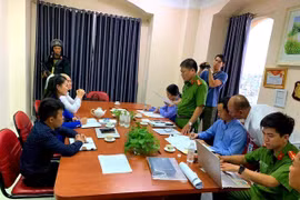 Lực lượng chức năng làm việc với lãnh đạo Công ty cổ phần địa ốc Alibaba. (Nguồn: TTXVN)