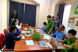 Lực lượng chức năng làm việc với lãnh đạo Công ty cổ phần địa ốc Alibaba. (Nguồn: TTXVN)