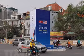 Pano chào mừng Hội nghị thượng đỉnh Mỹ-Triều Tiên trên các tuyến phố Hà Nội. (Ảnh: Trọng Đạt/TTXVN)