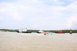 Rất nhiều phương tiện cứu hộ, cứu nạn được huy động để khắc phục sự cố chìm tàu Vietsun Integrity. (Ảnh: Tiến Lực/TTXVN)