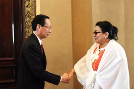 Ông Lê Thanh Liêm, Phó Chủ tịch Thường trực Ủy ban Nhân dân Thành phố Hồ Chí Minh (trái) tiếp bà Marcia Cobas, Thứ trưởng Bộ Y tế Cuba (phải). (Ảnh: Xuân Khu/TTXVN) 