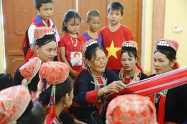 [Photo] Tuyên Quang: Nghề dệt, thêu tay truyền thống của đồng bào Dao