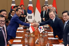 Tổng thống Hàn Quốc Moon Jae-in (phải) và Tổng thống Indonesia Joko Widodo. (Nguồn: Yonhap)