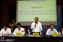 Giám đốc Sở Y tế Nghệ An Dương Đình Chỉnh chủ trì họp báo. (Ảnh: Tá Chuyên/TTXVN)