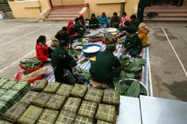 Bánh chưng được tặng cho các gia đình chính sách, gia đình nghèo thuộc các xã vùng biên giới. (Ảnh: Phan Tuấn Anh/TTXVN)