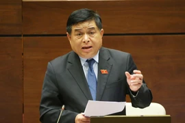 Bộ trưởng Bộ Kế hoạch và Đầu tư Nguyễn Chí Dũng giải trình, làm rõ một số vấn đề đại biểu Quốc hội nêu. (Ảnh: Doãn Tấn/TTXVN)