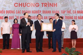 Ông Vương Đình Huệ, Phó Thủ tướng Chính phủ, và ông Trần Thanh Mẫn, Bí thư Trung ương Đảng, Chủ tịch Ủy ban Trung ương Mặt trận Tổ quốc Việt Nam trao Bằng khen của Thủ tướng Chính phủ cho các tập thể có thành tích xuất sắc. (Ảnh: Doãn Tấn/TTXVN)