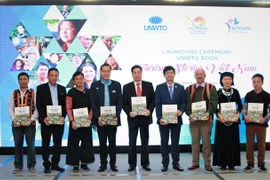 Các đại biểu chụp ảnh chung tại Lễ công bố cuốn sách “Câu chuyện Du lịch Việt Nam.” (Ảnh: Trung Nguyên/TTXVN)