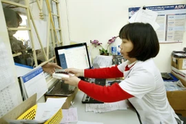 Cấp phát thuốc ARV cho bệnh nhân HIV/AIDS. (Ảnh: Dương Ngọc/TTXVN)