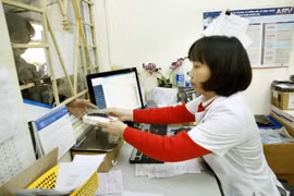 Cấp phát thuốc ARV cho bệnh nhân HIV/AIDS. (Ảnh: Dương Ngọc/TTXVN)
