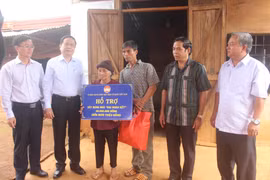 Ông Trần Thanh Mẫn (người thứ 2 từ trái sang) tặng tiền hỗ trợ xây nhà tình nghĩa cho bà Nguyễn Thị Tố, phường Nghĩa Đức, tỉnh Đắk Nông, ngày 26/8/2019. (Ảnh: Ngọc Minh/TTXVN)