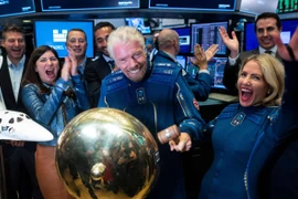 Tỷ phú Richard Branson - nhà sáng lập công ty du lịch không gian Virgin Galactic rung chuông đánh dấu phiên giao dịch đầu tiên của doanh nghiệp này trên sàn chứng khoán New York. (Nguồn: AFP/Getty)