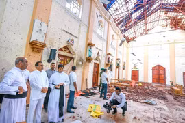 Tổng thống Sri Lanka Maithripala Sirisena (thứ 2, trái, hàng trên) thị sát hiện trường một vụ đánh bom nhằm vào nhà thờ Thánh Sebastian ở Negombo. (Ảnh: AFP/TTXVN) 