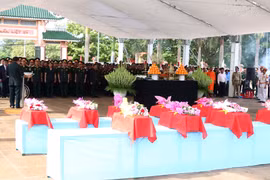 Quang cảnh buổi lễ truy điệu và an táng hài cốt liệt sỹ hy sinh tại chiến trường Campuchia. (Ảnh: Dư Toán/TTXVN)