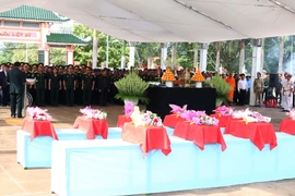 Quang cảnh buổi lễ truy điệu và an táng hài cốt liệt sỹ hy sinh tại chiến trường Campuchia. (Ảnh: Dư Toán/TTXVN)