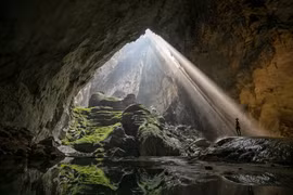 Ánh sáng chiếu xuống hang Sơn Đoòng càng tạo thêm vẻ đẹp lung linh, huyền ảo. (Nguồn: Oxalis Adventures-Ryandeboodt/Vietnam+)