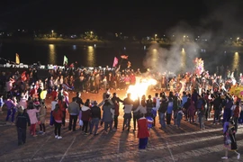 Vòng xòe của người dân tộc Thái ở Mường Lay mỗi dịp lễ hội. (Ảnh: Xuân Tư/TTXVN)