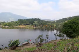 Ngoài tên gọi Noong U (cái ao tĩnh lặng), hồ còn có tên gọi khác là Pa Già (con Rồng). (Ảnh: Xuân Tiến/TTXVN)