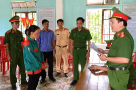 Cơ quan Công an thông qua quyết định khởi tố bị can đối với Nguyễn Thị Hảo. (Ảnh: Phan Quân/TTXVN)