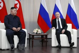 Tổng thống Nga Vladimir Putin (phải) trong cuộc gặp nhà lãnh đạo Triều Tiên Kim Jong-un (trái) tại Trường Đại học Liên bang Viễn Đông ở đảo Rusky thuộc Vladivostok ngày 25/4/2019. (Ảnh: AFP/TTXVN)