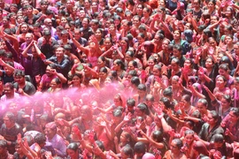 Người dân ném bột màu trong lễ hội Holi tại đền Kalupur Swaminarayan ở Ahmedabad, Ấn Độ, ngày 20/3/2019. (Ảnh: AFP/TTXVN) 
