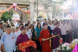 Nghệ nhân Phạm Hải Hậu, Thủ nhang đền Lảnh Giang thực hiện lễ cáo yết khai mạc lễ hội. (Ảnh: Đại Nghĩa/TTXVN)