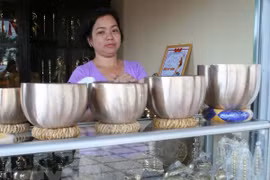 Bày bán các sản phẩm của nghề đúc đồng tại Phường Đúc, thành phố Huế. (Ảnh: Quốc Việt/TTXVN)