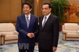 Thủ tướng Trung Quốc Lý Khắc Cường (phải) và Thủ tướng Nhật Bản Shinzo Abe. (Ảnh: AFP/TTXVN)