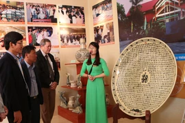 Các đại biểu tham quan trưng bày hiện vật gốm Chu Đậu. (Ảnh: Mạnh Minh/TTXVN)
