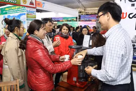 Người dân Gia Lai và du khách thưởng thức cà phê tại Ngày Cà phê Việt Nam lần thứ 3 năm 2019. (Ảnh: Hoài Nam/TTXVN)