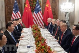 Tổng thống Mỹ Donald Trump (thứ 2, phải) hội đàm với Chủ tịch Trung Quốc Tập Cận Bình (thứ 3, trái) tại Buenos Aires, Argentina ngày 1/12/2018. (Ảnh: AFP/TTXVN)