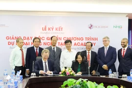 Đại diện các bên ký kết chương trình hợp tác. (Nguồn: Vietnam+)