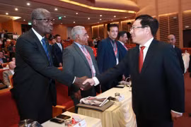 Phó Thủ tướng, Bộ trưởng Bộ Ngoại giao Phạm Bình Minh với các đại sứ, đại biện, đại diện các nước Trung Đông-châu Phi tại Việt Nam. (Ảnh: Lâm Khánh/TTXVN)