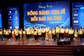 Ban tổ chức Chương trình trao 21 suất quà cho các nạn nhân chất độc da cam/dioxin có hoàn cảnh đặc biệt khó khăn tại thành phố Đà Nẵng. (Ảnh: Quốc Dũng/TTXVN)