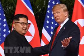 Tổng thống Mỹ Donald Trump (phải) và nhà lãnh đạo Triều Tiên Kim Jong-un tại hội nghị thượng đỉnh ở Singapore ngày 12/6/2018. (Ảnh: AFP/TTXVN)