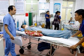 Khoa Cấp cứu - bệnh viện Hữu nghị Việt Đức tiếp nhận nhiều trường hợp tai nạn giao thông rất nặng trong dịp nghỉ lễ. (Ảnh: Dương Ngọc/TTXVN)