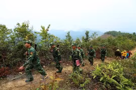 Chiến sỹ đồn Biên phòng Mường Pồn, Điện Biên cùng dân quân tuần tra biên giới. (Ảnh: Phan Tuấn Anh/TTXVN)