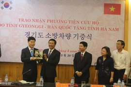 Ông Kim Won Ki, Phó Chủ tịch Hội đồng nhân dân tỉnh Gyeonggi, tặng quà lưu niệm cho Hội đồng nhân dân tỉnh Hà Nam. (Ảnh: Nguyễn Chinh/TTXVN)