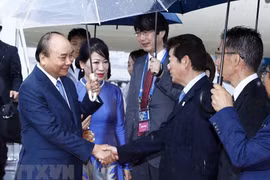 Các quan chức Chính phủ Nhật Bản đón Thủ tướng Chính phủ Nguyễn Xuân Phúc và Phu nhân tại Sân bay quốc tế Kansai, Osaka. (Ảnh: Thống Nhất/TTXVN) 