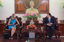 Chủ tịch UBND thành phố Cần Thơ Lê Quang Mạnh và Tổng Lãnh sự Hoa Kỳ tại thành phố Hồ Chí Minh Mary Tarnowka tại buổi làm việc. (Ảnh: Hồng Giang/TTXVN)