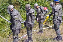 Binh sỹ Hàn Quốc rà tim bom mìn tại khu DMZ. (Nguồn: AP)