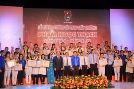 Trong ảnh: Trao tặng Giải thưởng Phạm Ngọc Thạch cho các thầy thuốc trẻ tiêu biểu năm 2019. Ảnh: Xuân Dự - TTXVN 