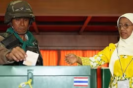Cử tri đi bỏ phiếu trong một cuộc bầu cử ở Thái Lan. (Nguồn: Foreign Policy)