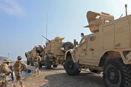 Binh sỹ thuộc liên quân do Saudi Arabia đứng đầu tuần tra tại thành phố cảng Aden, miền nam Yemen. (Ảnh:AFP/TTXVN) 