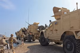 Binh sỹ thuộc liên quân do Saudi Arabia đứng đầu tuần tra tại thành phố cảng Aden, miền nam Yemen. (Ảnh:AFP/TTXVN) 